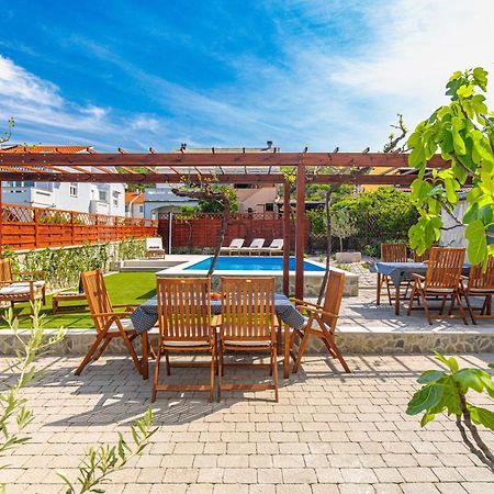 Home Away From Home With A Heated Pool Punat Exteriör bild