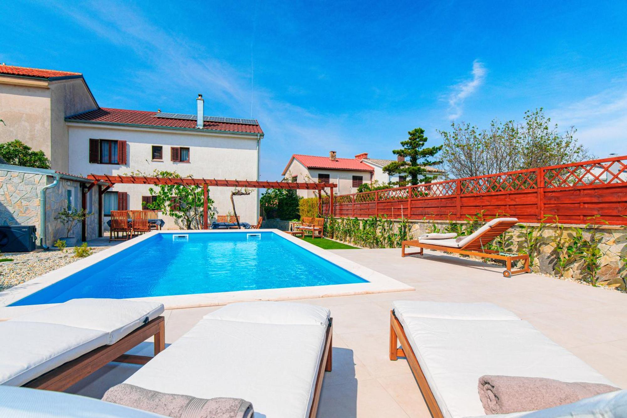 Home Away From Home With A Heated Pool Punat Exteriör bild
