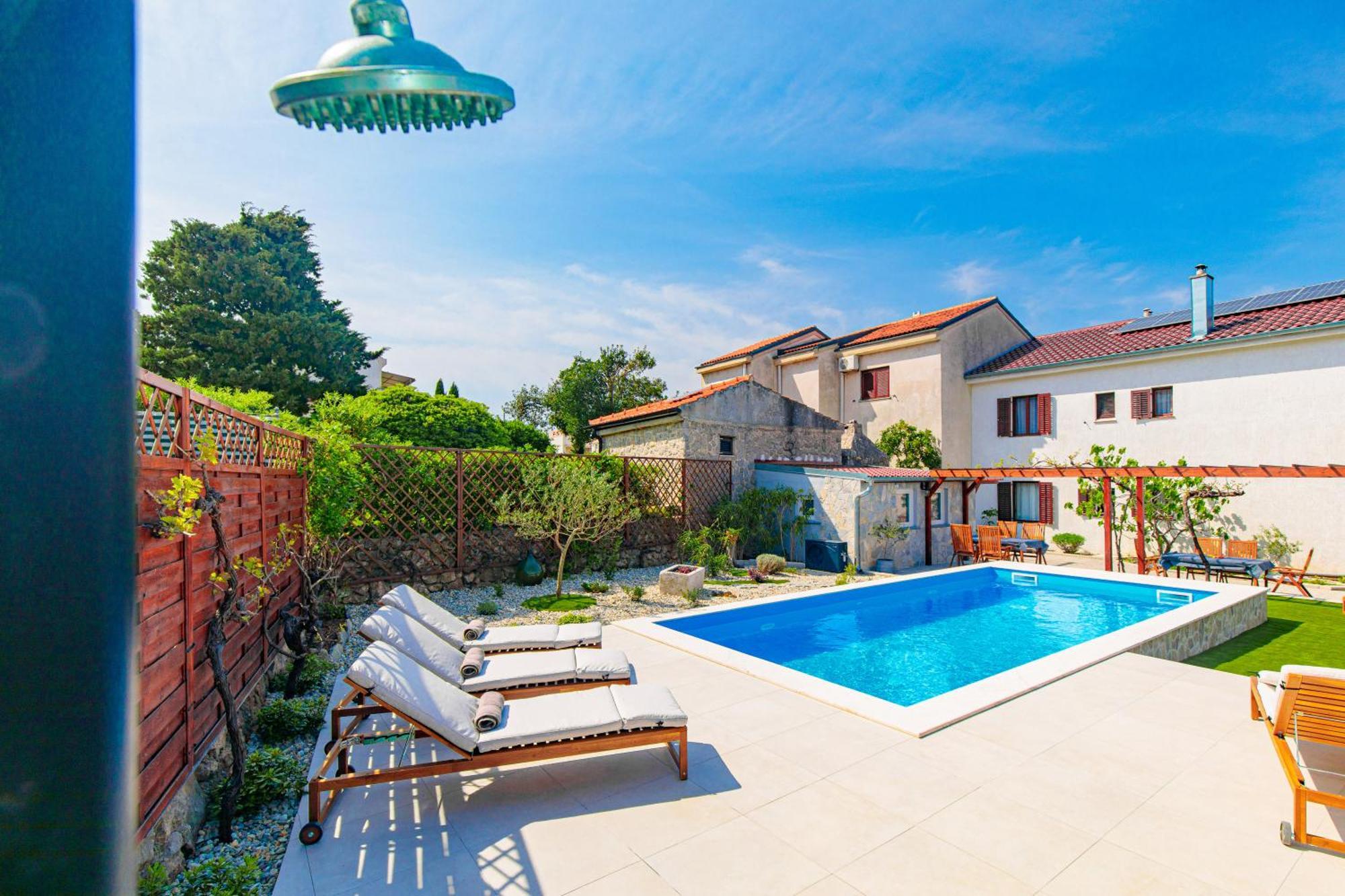 Home Away From Home With A Heated Pool Punat Exteriör bild
