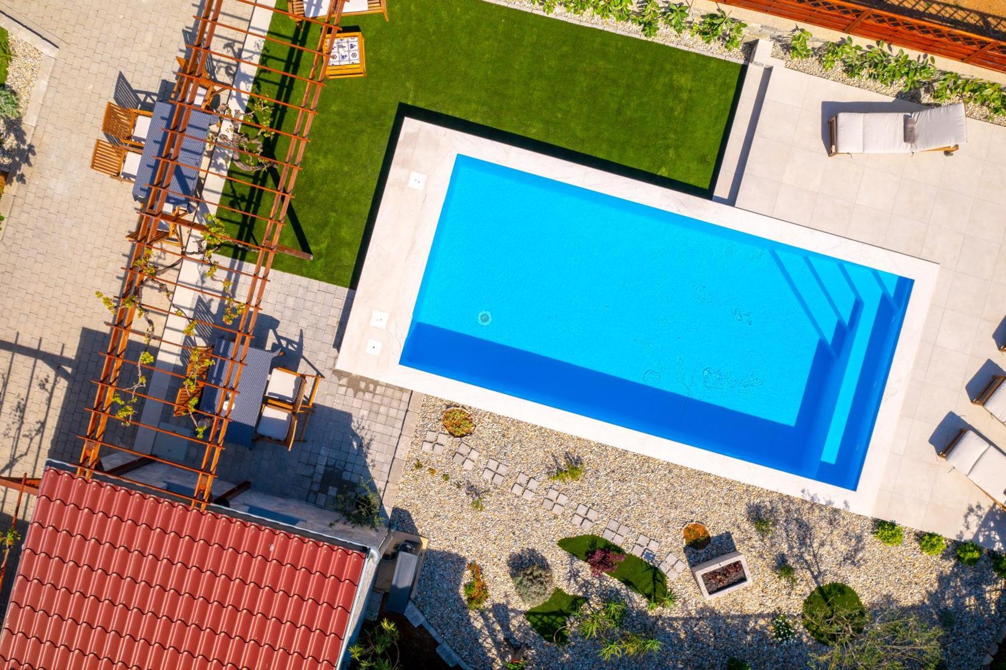 Home Away From Home With A Heated Pool Punat Exteriör bild