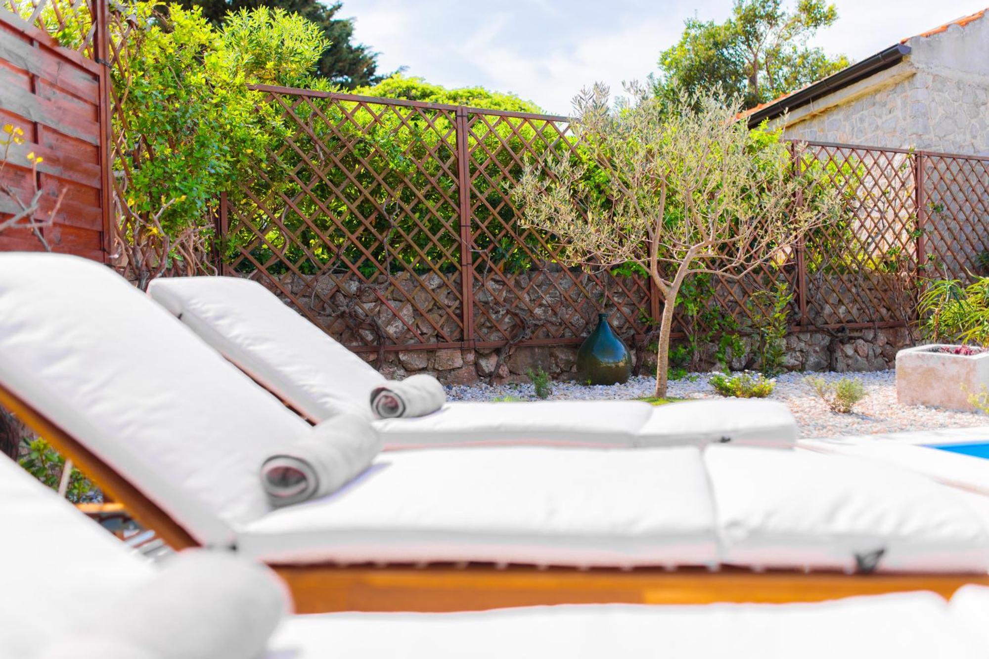 Home Away From Home With A Heated Pool Punat Exteriör bild