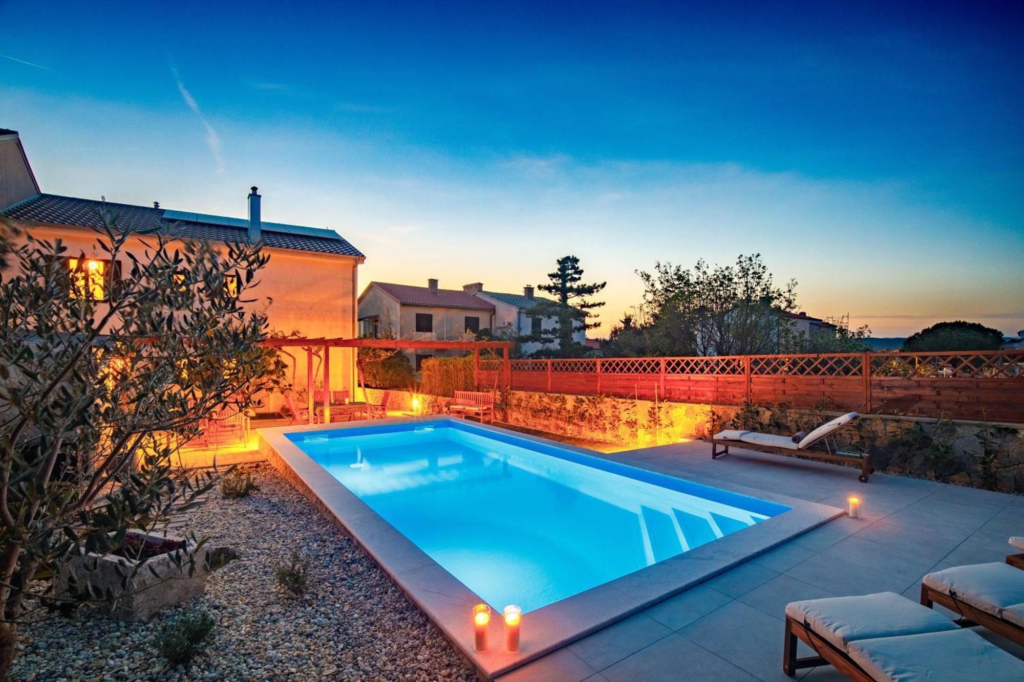 Home Away From Home With A Heated Pool Punat Exteriör bild