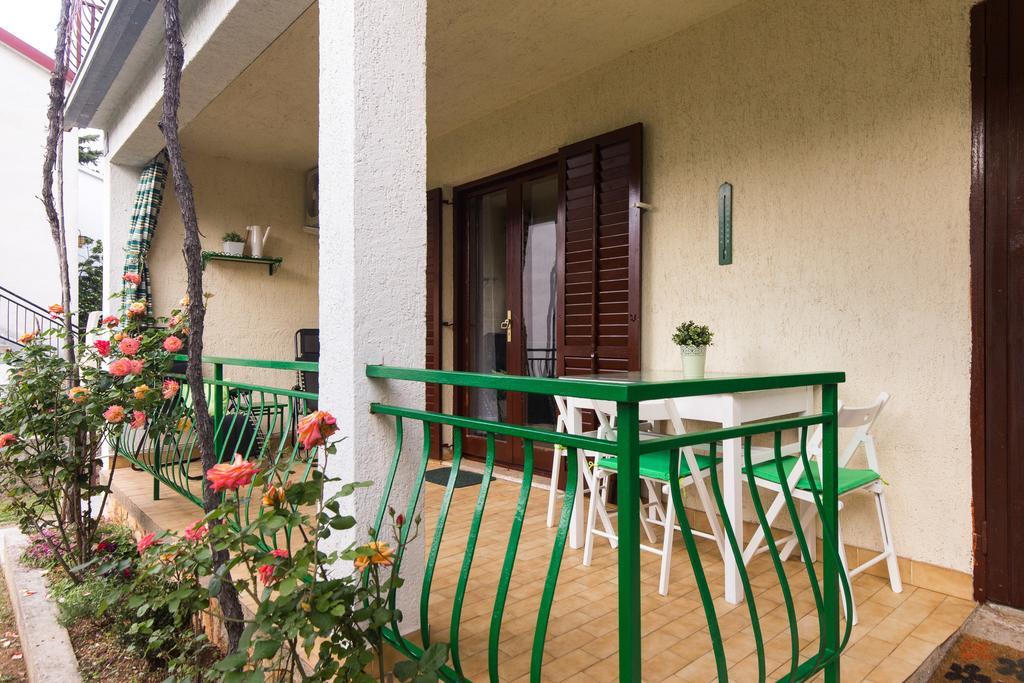 Home Away From Home With A Heated Pool Punat Exteriör bild