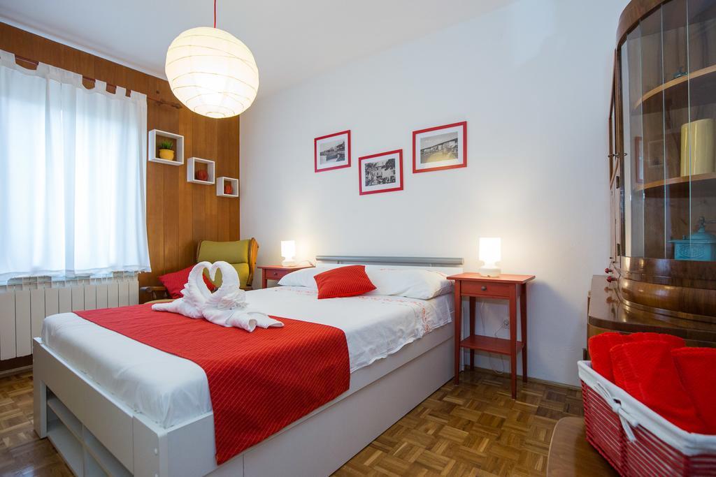 Home Away From Home With A Heated Pool Punat Exteriör bild